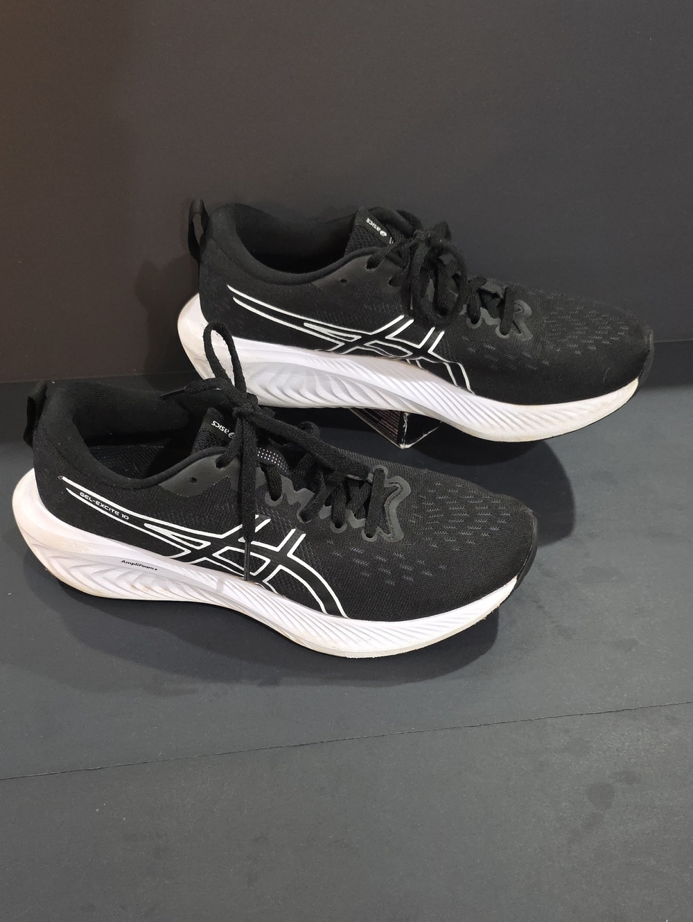 Asics Gel-Excite 10 Black & White Women's Athletic Running Shoes Size 9